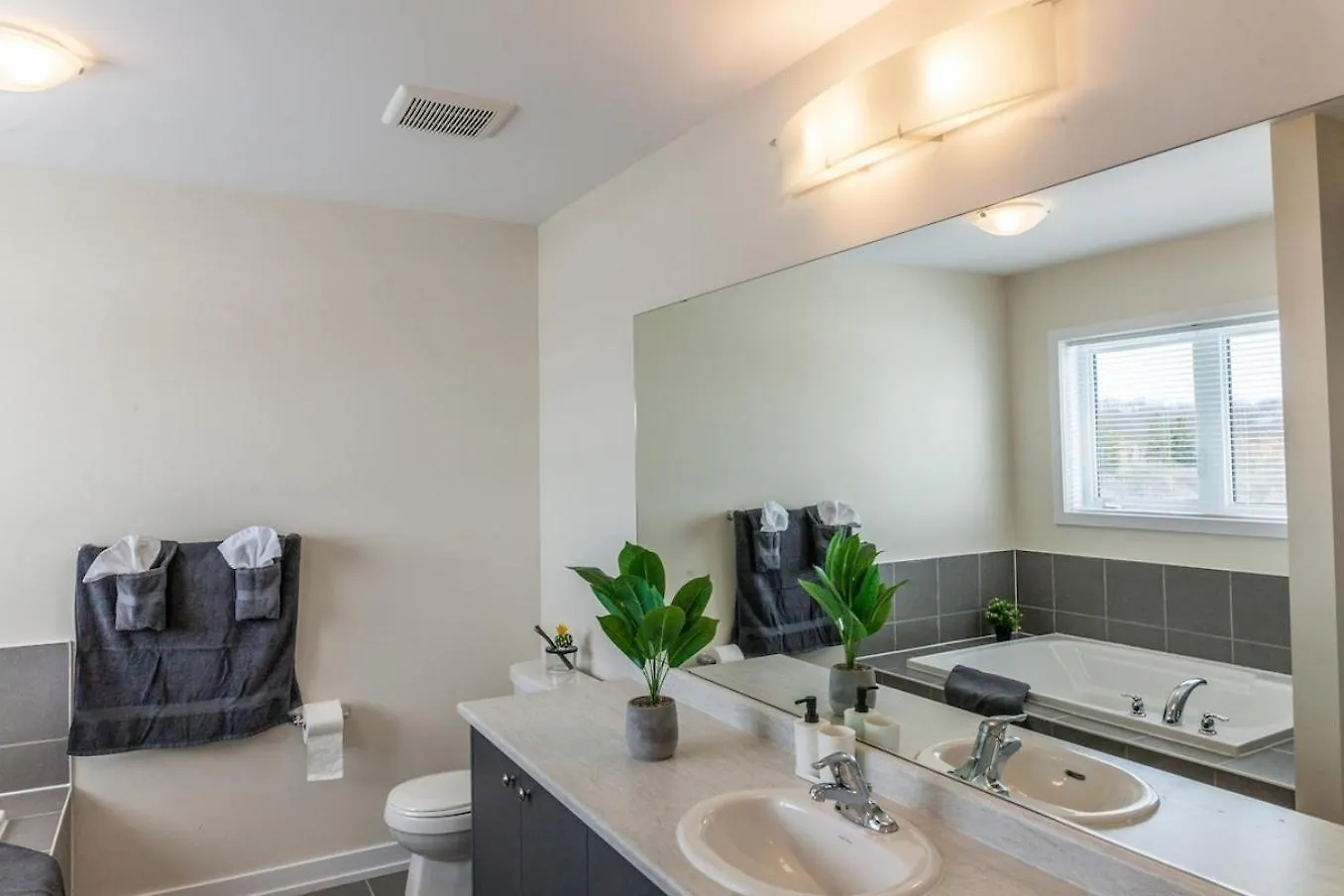 Hamilton 4Bd Homeairport Kingbed Sleeps16Tv Caledonia Kanada