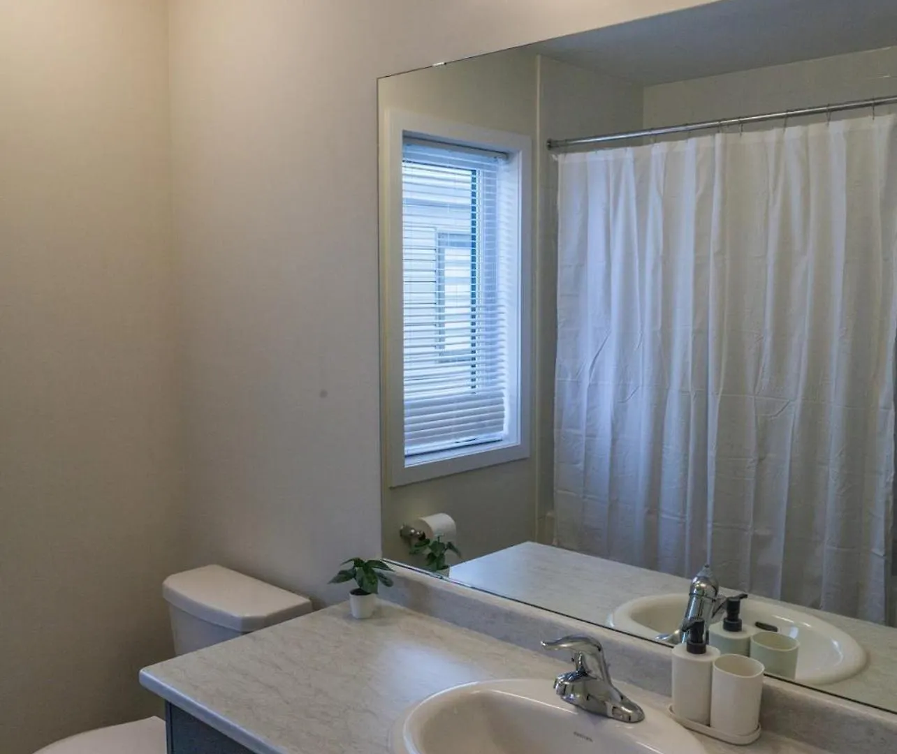 Caledonia Hamilton 4Bd Homeairport Kingbed Sleeps16Tv 0*,  קנדה